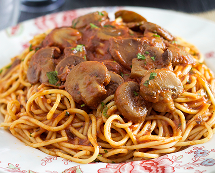 Spaguettis con Salsa de Tomate y Hongos