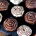 CUPCAKES CON TELARAÑAS DE CHOCOLATE