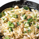 FETTUCCINE CON BRÓCOLI Y POLLO