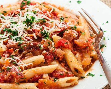 PASTA CON SALSA DE TOMATE Y VODKA