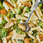 PASTA CON SALSA DE QUESO, BROCOLI Y POLLO