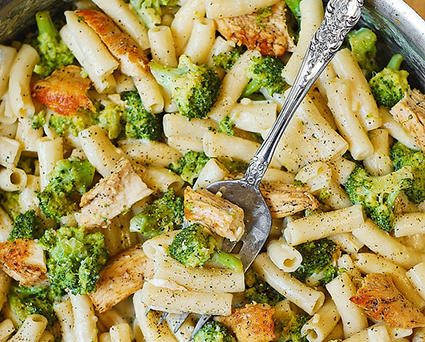 PASTA CON SALSA DE QUESO, BROCOLI Y POLLO