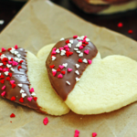 Galletas en forma de corazón con chocolate
