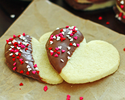 Galletas en forma de corazón con chocolate