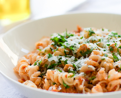 FUSILLI CON ATÚN, QUESO Y ALBAHACA