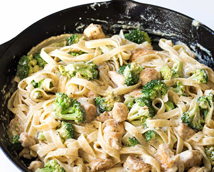 FETTUCCINE CON BRÓCOLI Y POLLO